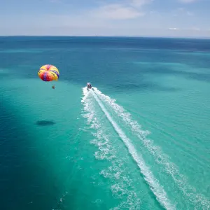 Grand Park Kodhipparu in Malediven:  Grand Park Kodhipparu - Parasailing