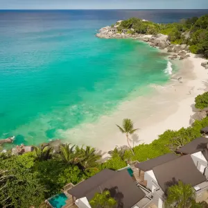 Carana Beach Hotel in Mahé:  Carana Beach Hotel - Strand