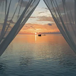 Constance Moofushi Maldives in Malediven:  Constance Moofushi Maldives - Sonnenuntergang 