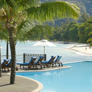 Fisherman´s Cove Resort in Mahé:  Fishermans Cove Pool und Strand