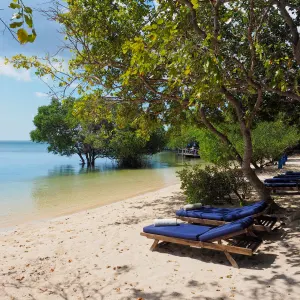 The Menjangan in Nord-Bali:  Indonesien Bali The Menjagan Liegen am Strand