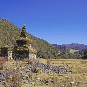 Authentisches Bhutan von Ost nach West ab Paro: Bhutan Alte Steinstupa im Bergtal