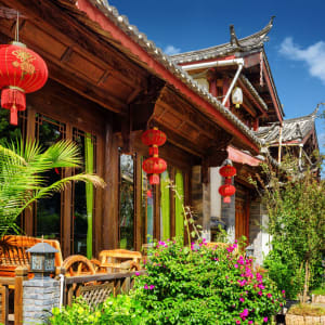 Yunnan Panorama auf der Tea Horse Road ab Lijiang: China Lijiang traditionelles Haus