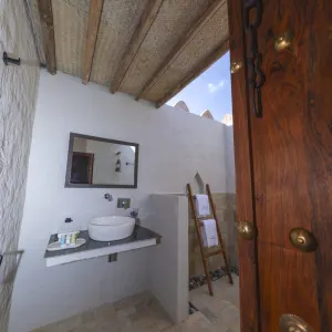 Thousand Nights Camp in Wüste: Deluxe Tent Bathroom