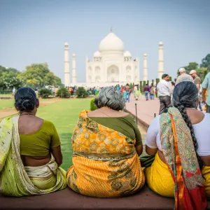 Erlebnis Indien mit Ganges ab Delhi: Indien Agra Taj Mahal mit Inderinnen
