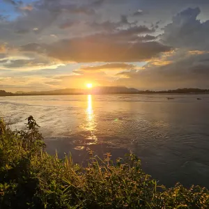 Magischer Brahmaputra ab Assam | Dibrugarh | Guwahati: Indien Assam Brahmaputra Fluss Sonnenuntergang