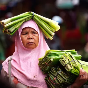 Überlandreise Sumatra ab Medan: Indonesien Sumatra Frau mit Bananenblättern