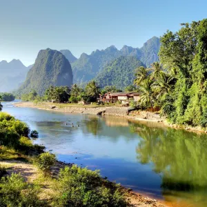 Ebene der Tonkrüge & Vang Vieng, LPQ-VTE ab Luang Prabang: Laos Vang Vieng Song River 