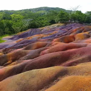 Inseln der Gegensätze - La Réunion,  Mauritius & Rodrigues ab Küstenregion: Mauritius Chamarel Siebenfarbige Erde