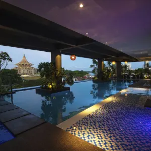 The Waterfront Hotel in Kuching:  Borneo The Waterfront Kuching Pool