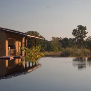 Samode Safari Lodge in Madhya Pradesh | Khajuraho:  Indien Samode Safari Lodge - Pool