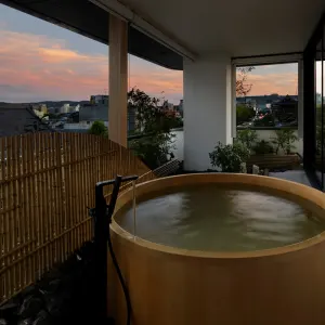 Hotel Kanra Kyoto:  Kyoto Hotel Kanra - Onsen