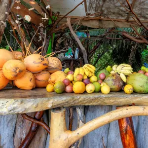 Cocktail Créole ab Mahé: Seychellen Bar mit Früchten 