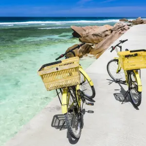 Bikes & Beaches La Digue in Praslin: Seychellen La Digue Fahrräder am Strand