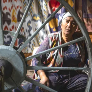 Reise ins Herz der Seidenstraße ab Tashkent: Usbekistan traditionelle Seidenspinnerin