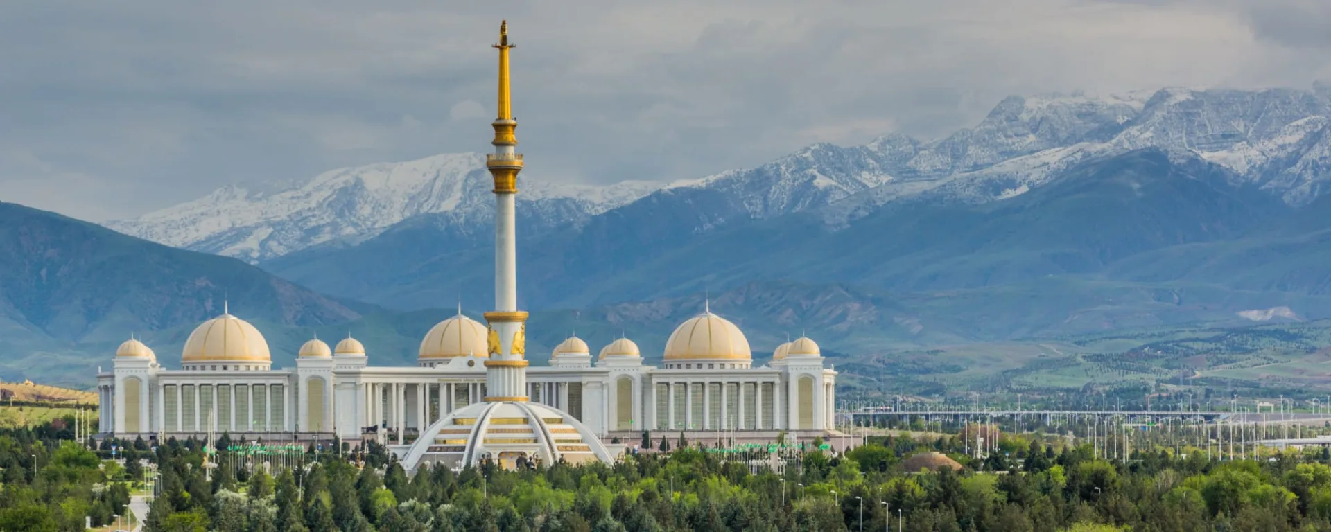 Höhepunkte Turkmenistans ab Ashgabat: Turkmenistan Aschgabat Monument of Independence