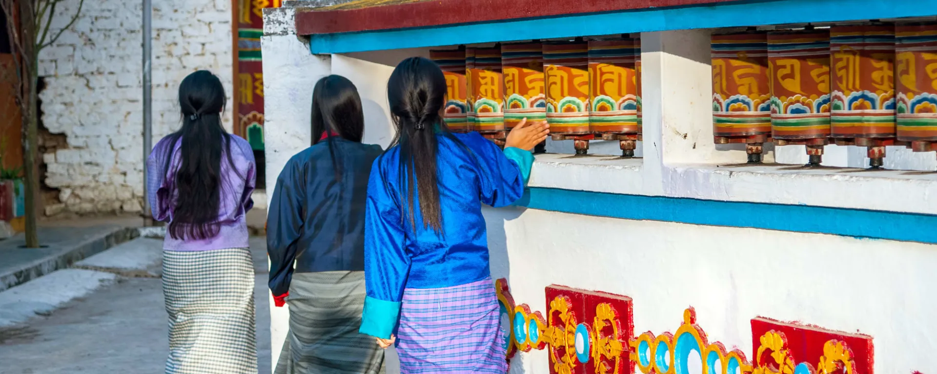Authentisches Bhutan von Ost nach West ab Paro: Bhutan Trashigang traditionelle Frauen drehen Gebetsmühlen