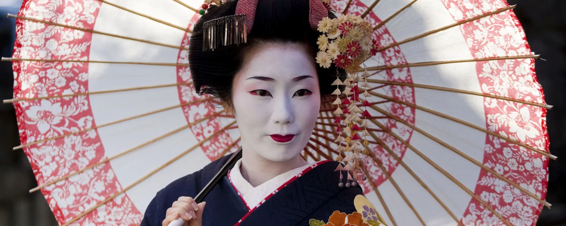 Das Land der Geishas ohne Flug ab Tokio: Japan Geisha mit Schirm