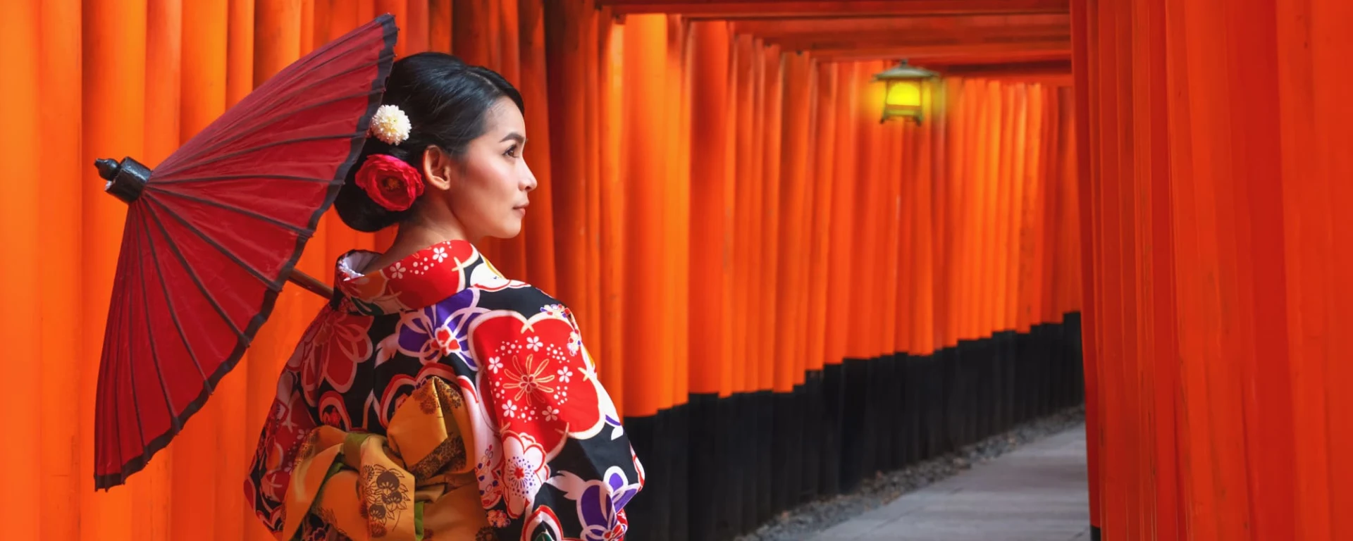 Japans Goldene Route ab Tokio: Japan Kyoto Fushimi Irani Schrein traditionelle Frau