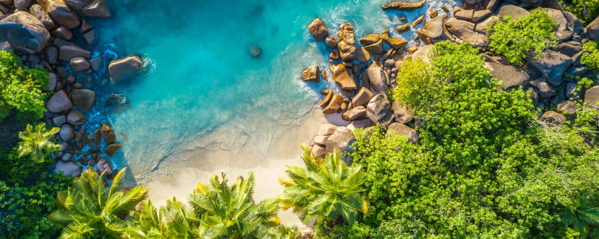 Seychellen entdecken mit Tischler Reisen: Seychellen Strand Luftaufnahme