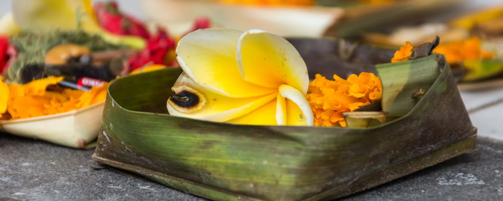Bali Highlights, DE, Ganztägig in Süd-Bali: Indonesien Bali Opferschale