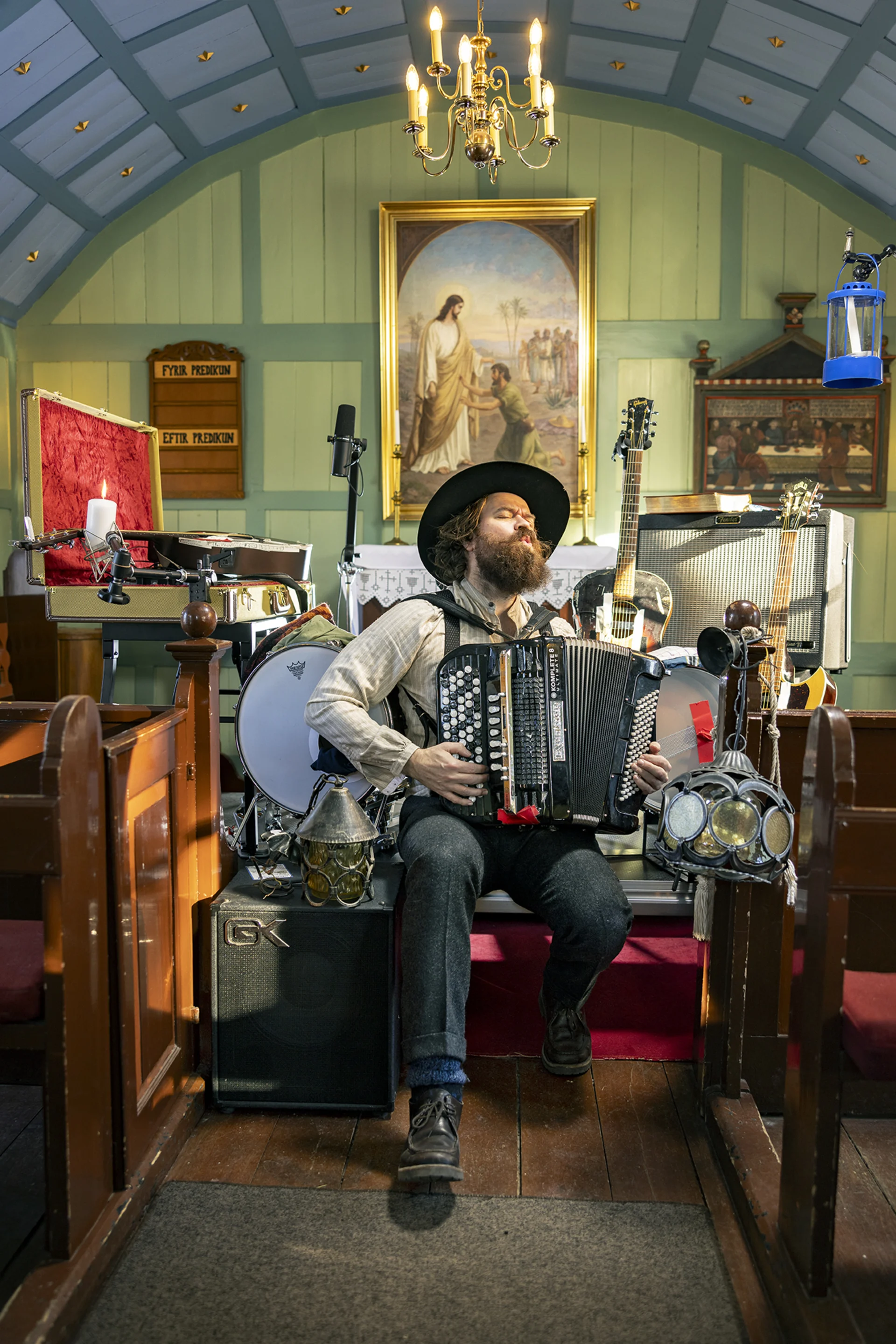 Mugison: Kíkir í heimsókn