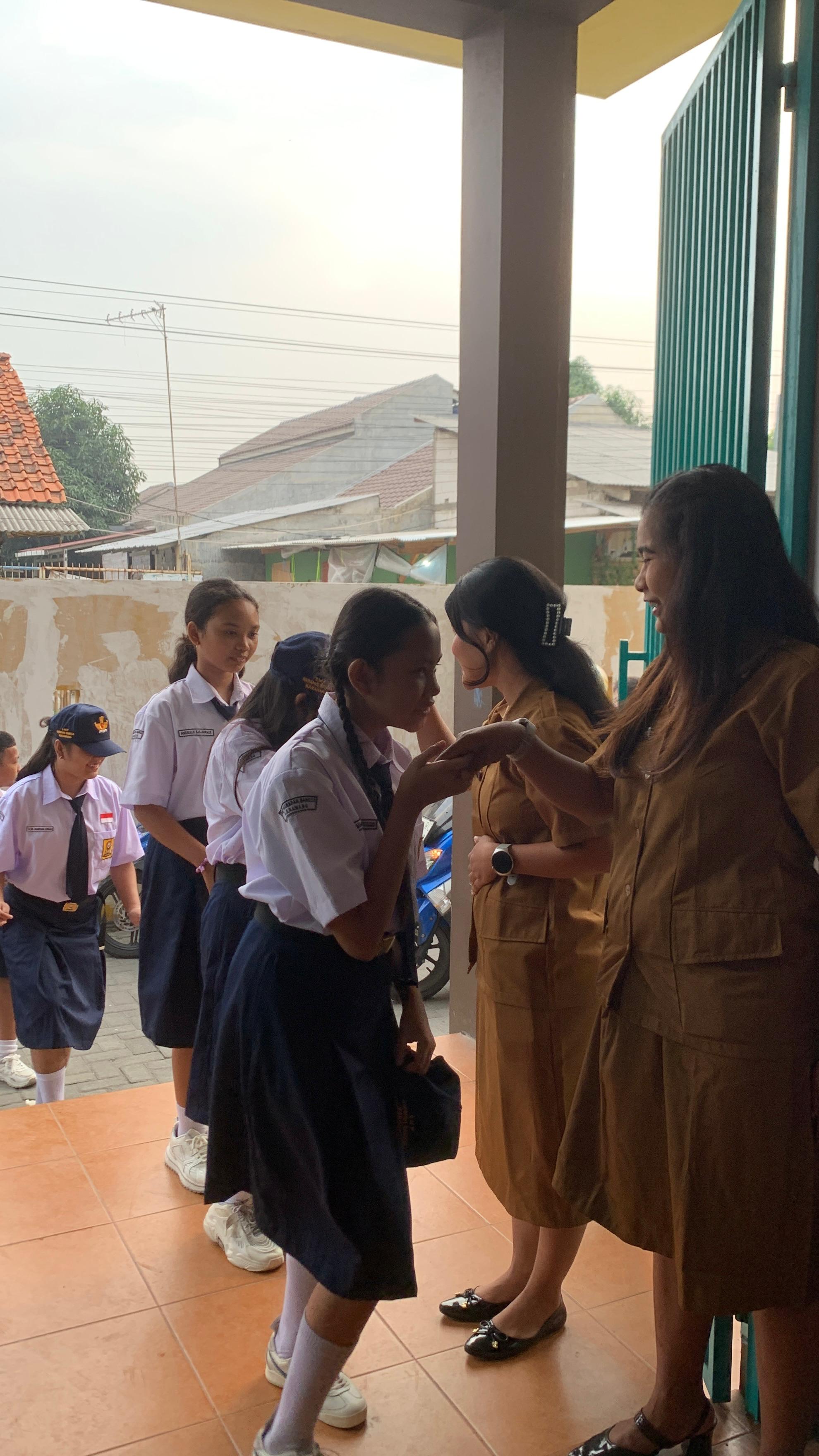 Pembiasaan salam pagi santun siswa kepada guru di gerbang sekolah