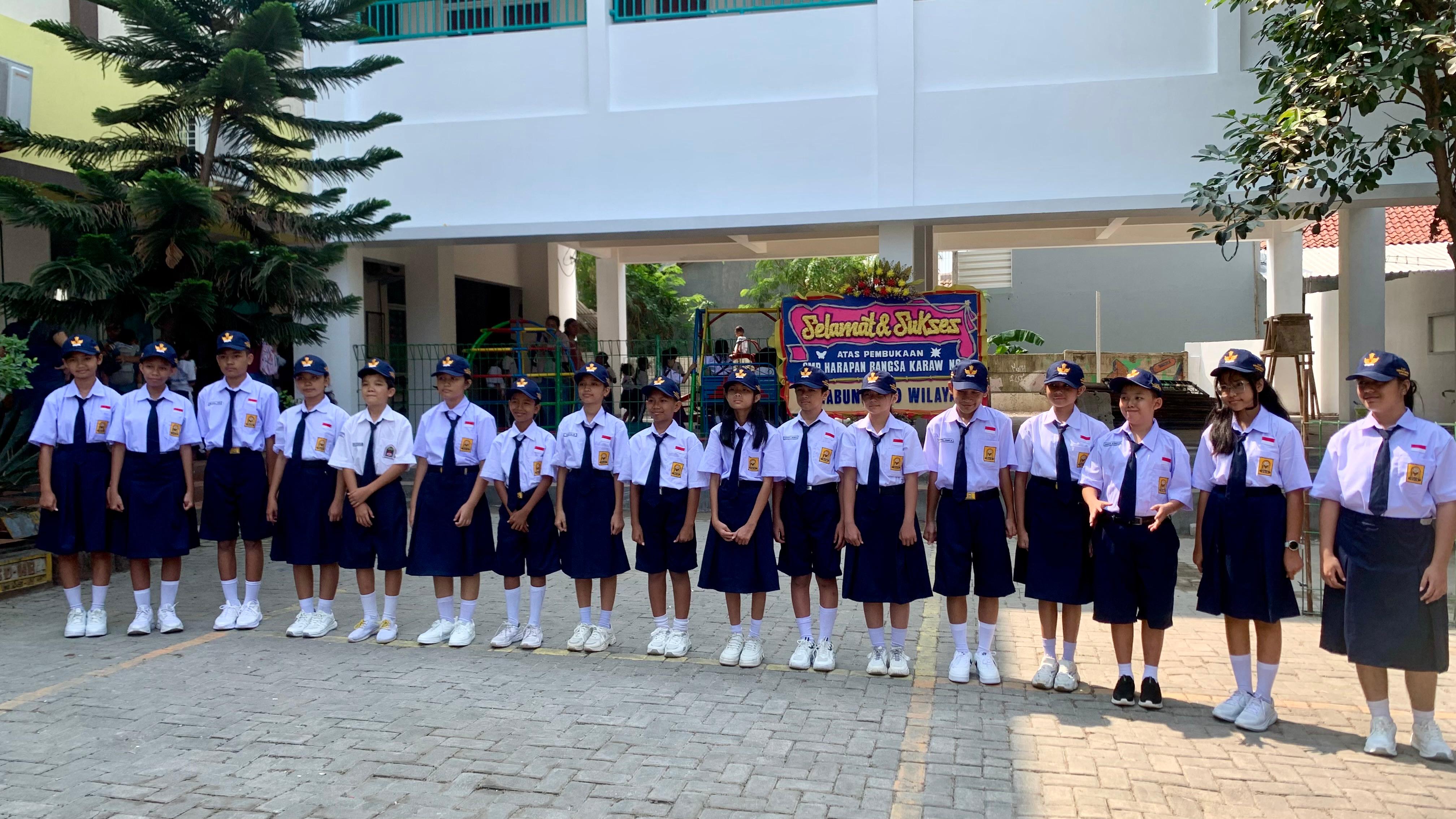 Barisan siswa berseragam resmi SMP Harapan Bangsa Karawang