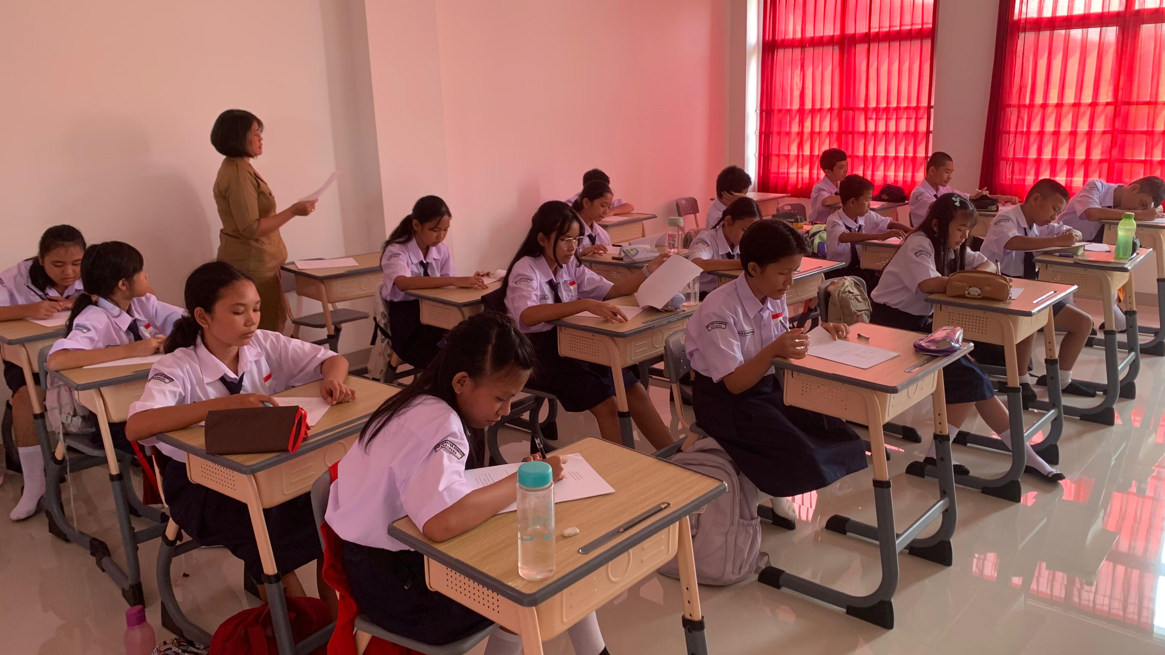 Ruang kelas ber-AC SMP Harapan Bangsa Karawang