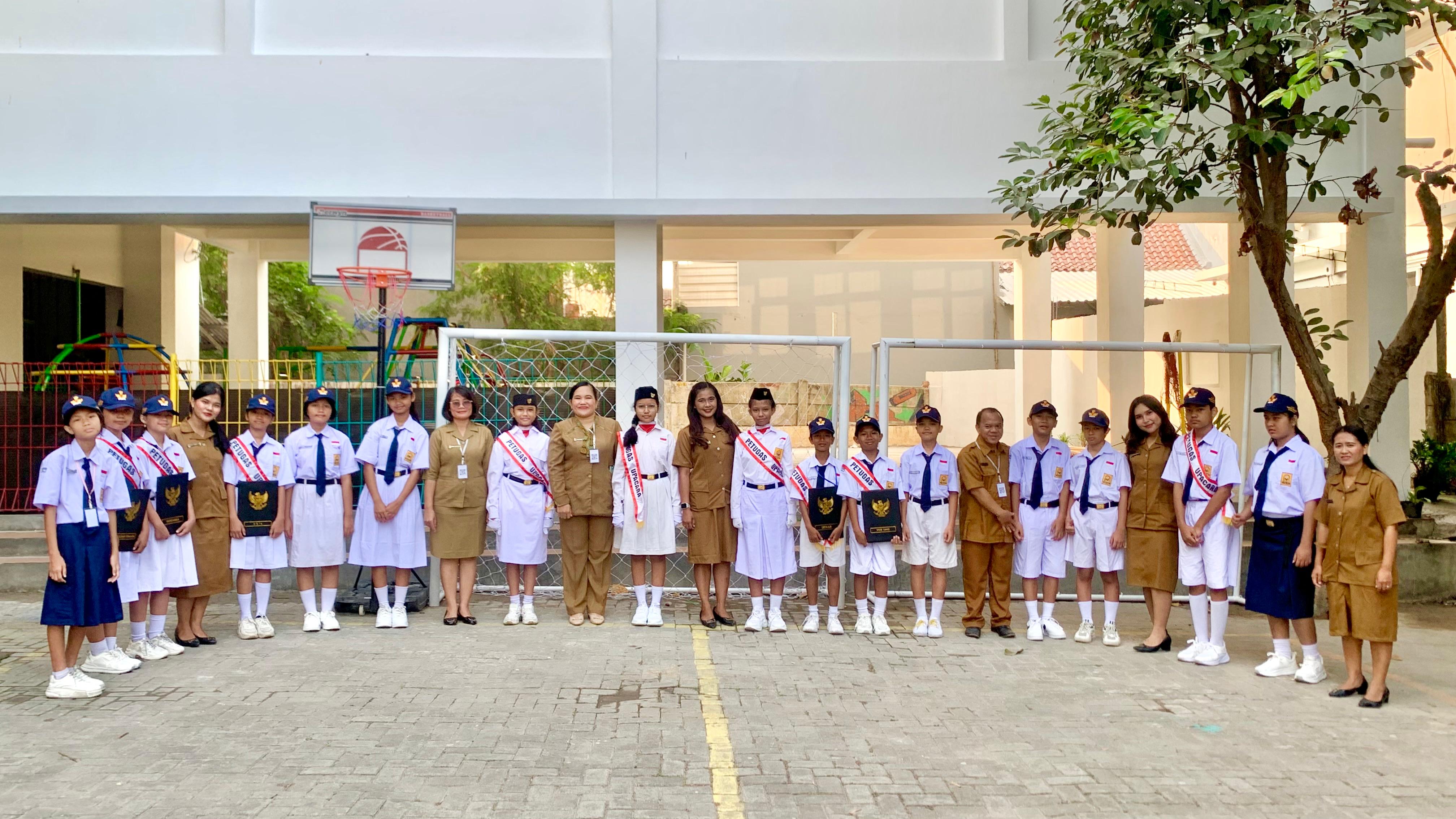 Petugas upacara bendera hari Senin bersama kepala sekolah dan dewan guru