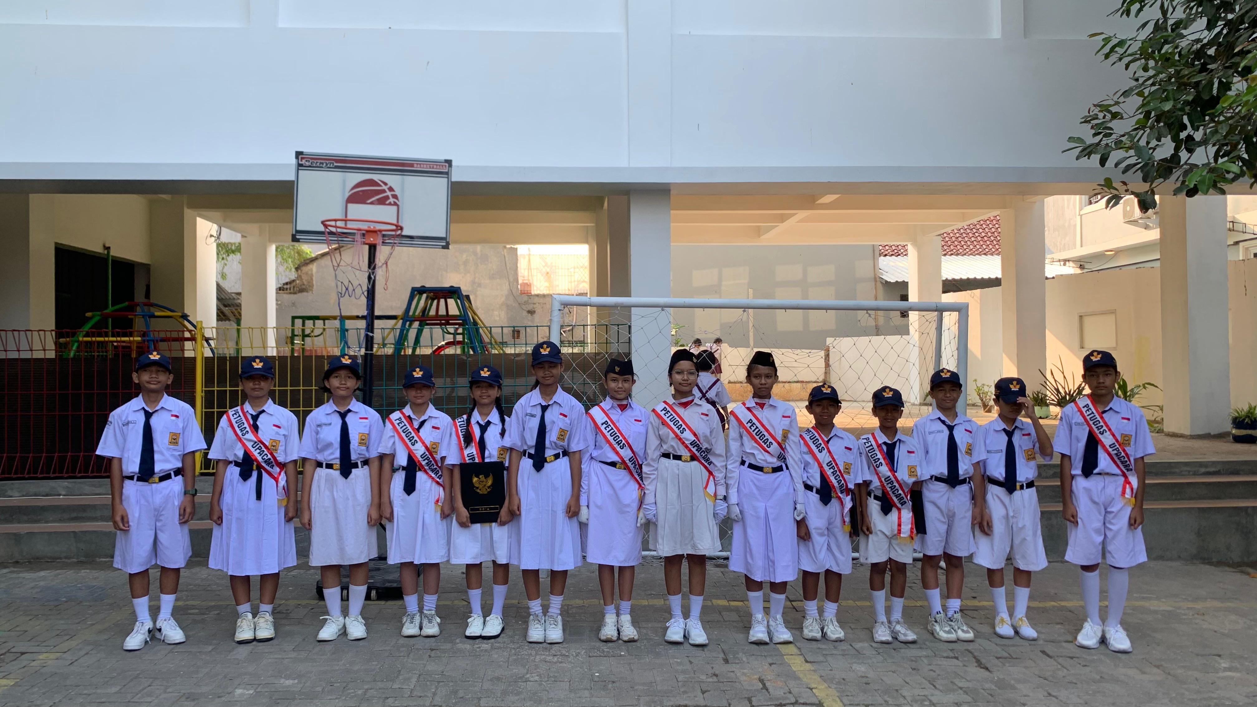 Korps pasukan petugas upacara bendera SMP Harapan Bangsa