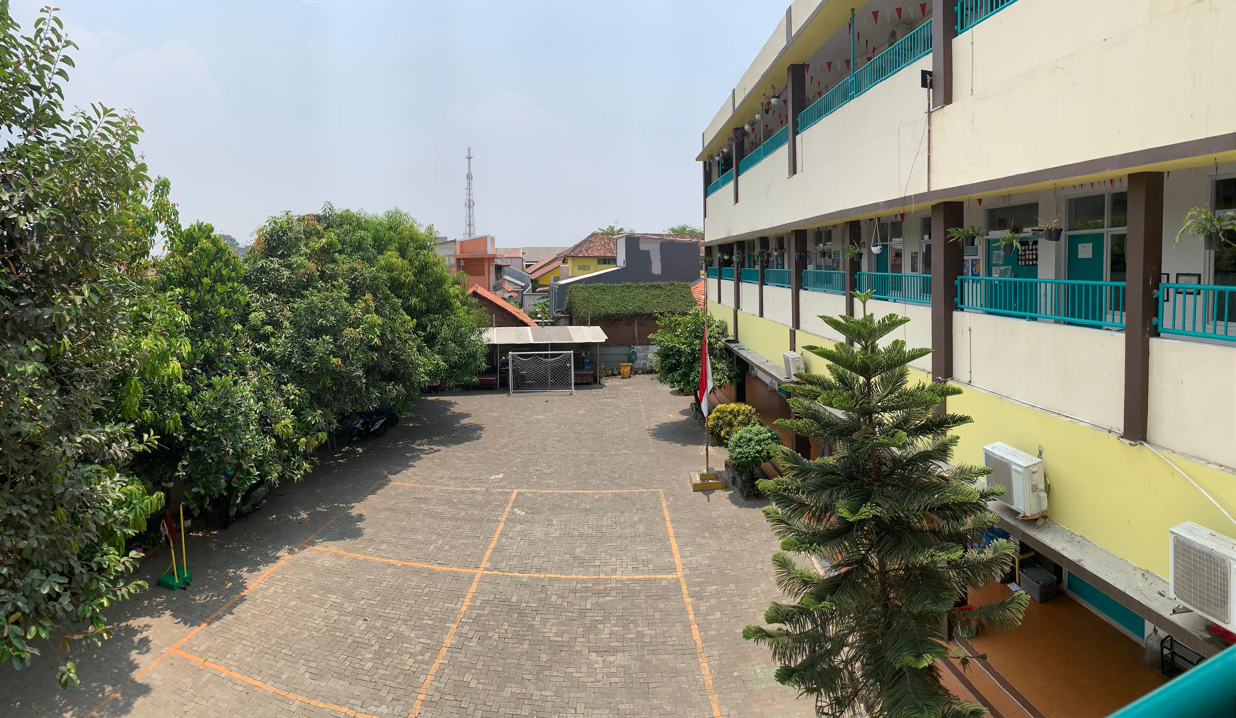 Lapangan olahraga dan upacara SMP Harapan Bangsa