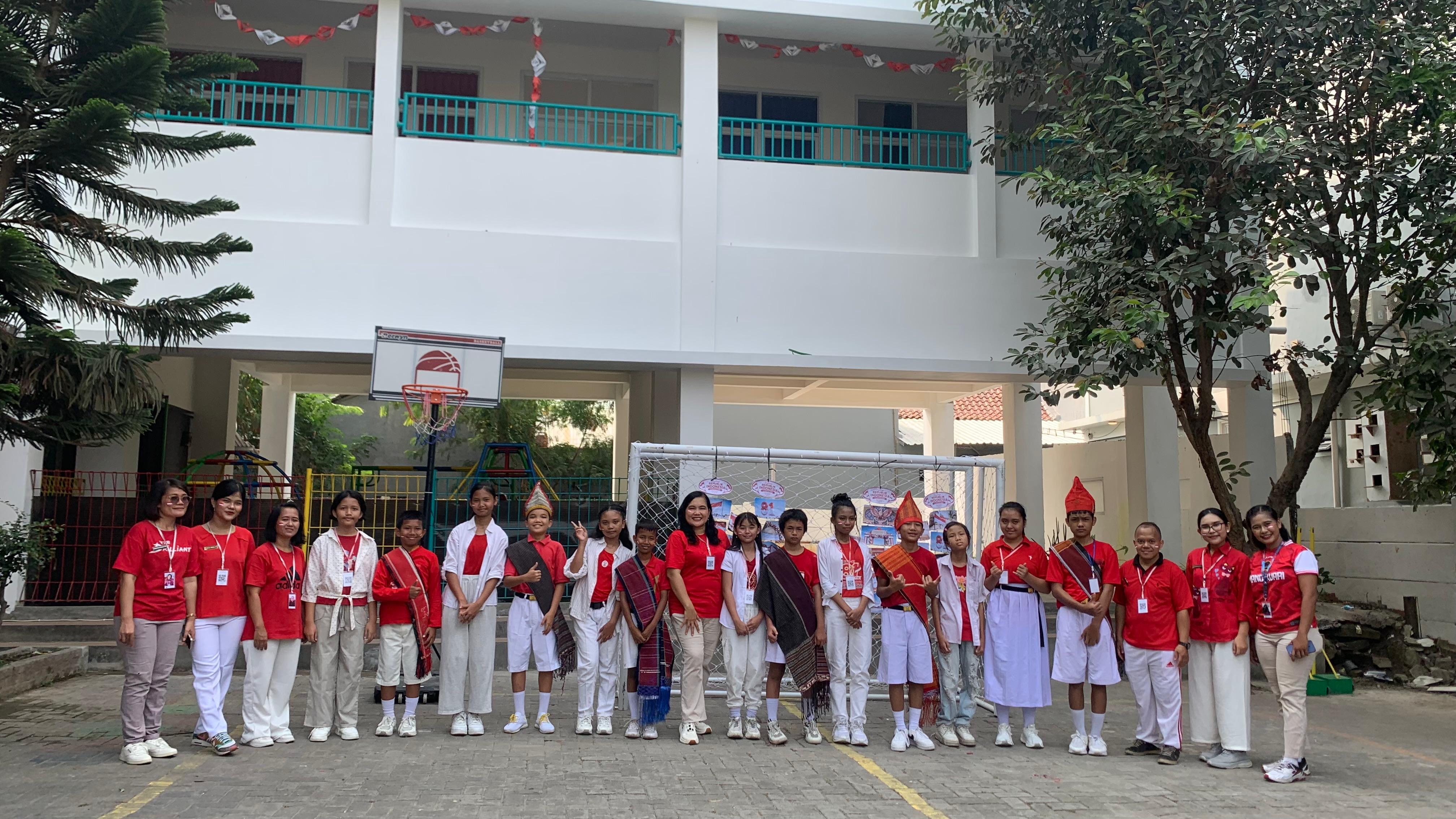 Siswa SMP Harapan Bangsa berbusana adat memperingati HUT RI