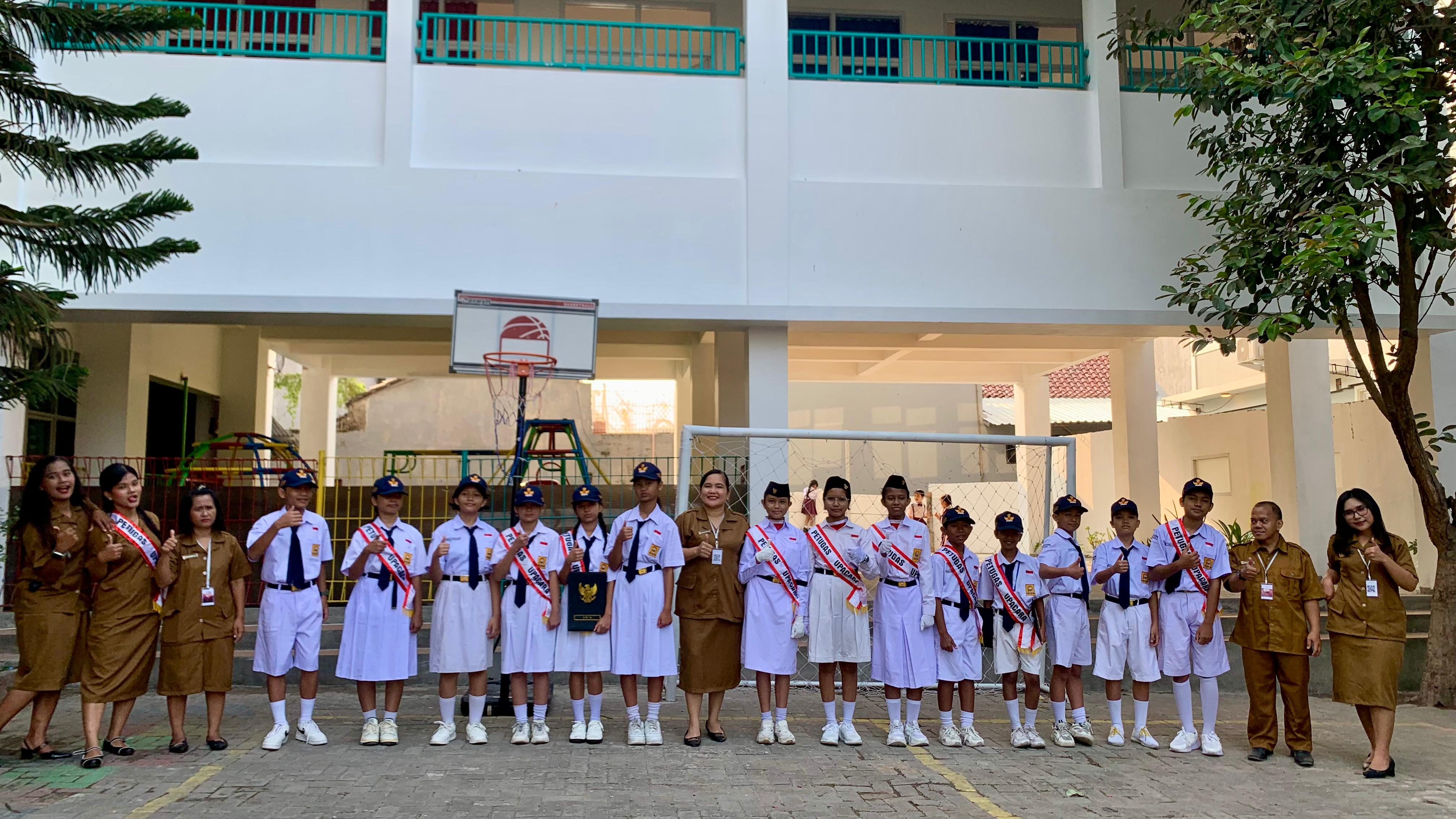 Apresiasi dan pose kebersamaan siswa petugas upacara dengan guru