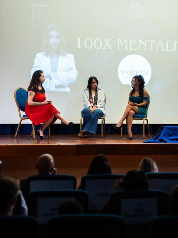 100x Mentality EVENT — Panel di ospiti sul palco davanti allo schermo 100x Mentality