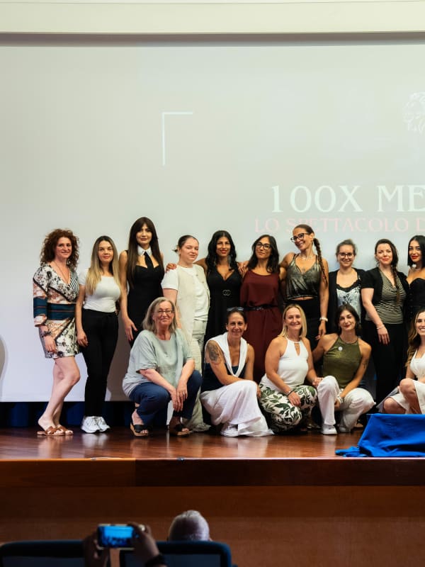 100x Mentality EVENT — Gruppo di partecipanti sul palco davanti al logo 100x Mentality