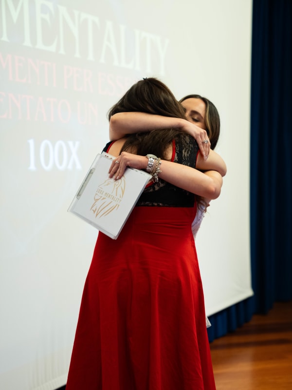 100x Mentality EVENT — Abbraccio sul palco dopo la consegna dell'attestato