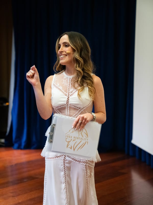 100x Mentality EVENT — Relatrice al microfono davanti alla sala