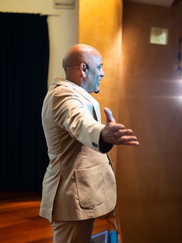 100x Mentality EVENT — Davide Galassi sul palco durante il suo intervento
