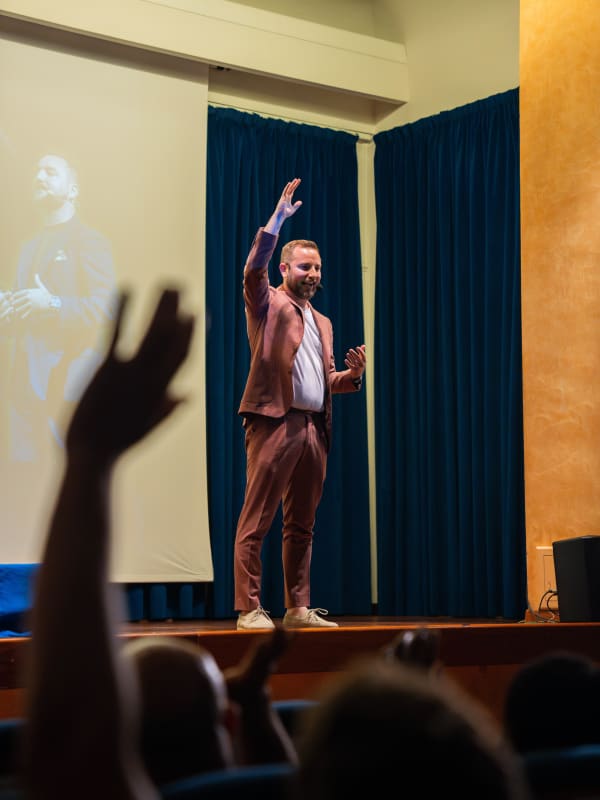 100x Mentality EVENT — Valerio Girolami sul palco con il pubblico che alza la mano