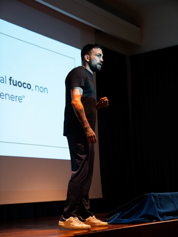 100x Mentality EVENT — Alex Sisti sul palco durante il suo intervento