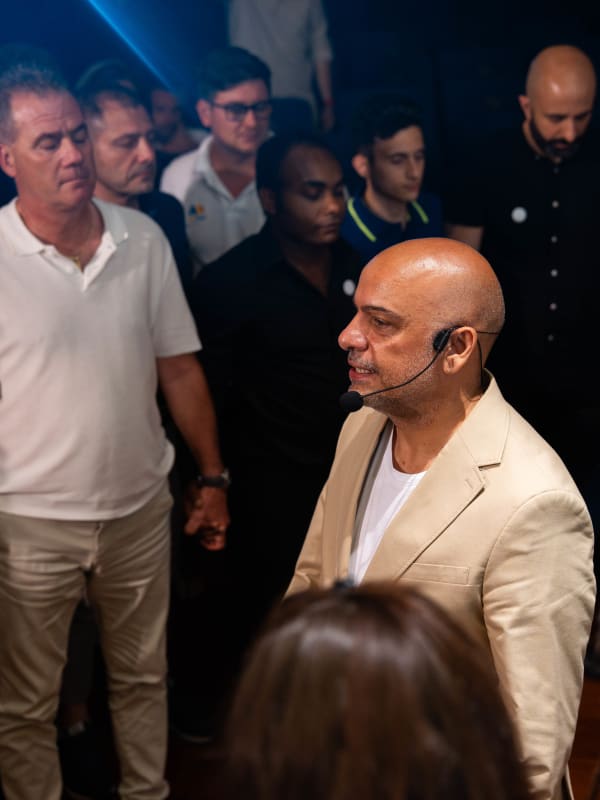 100x Mentality EVENT — Partecipanti in piedi durante un esercizio di gruppo