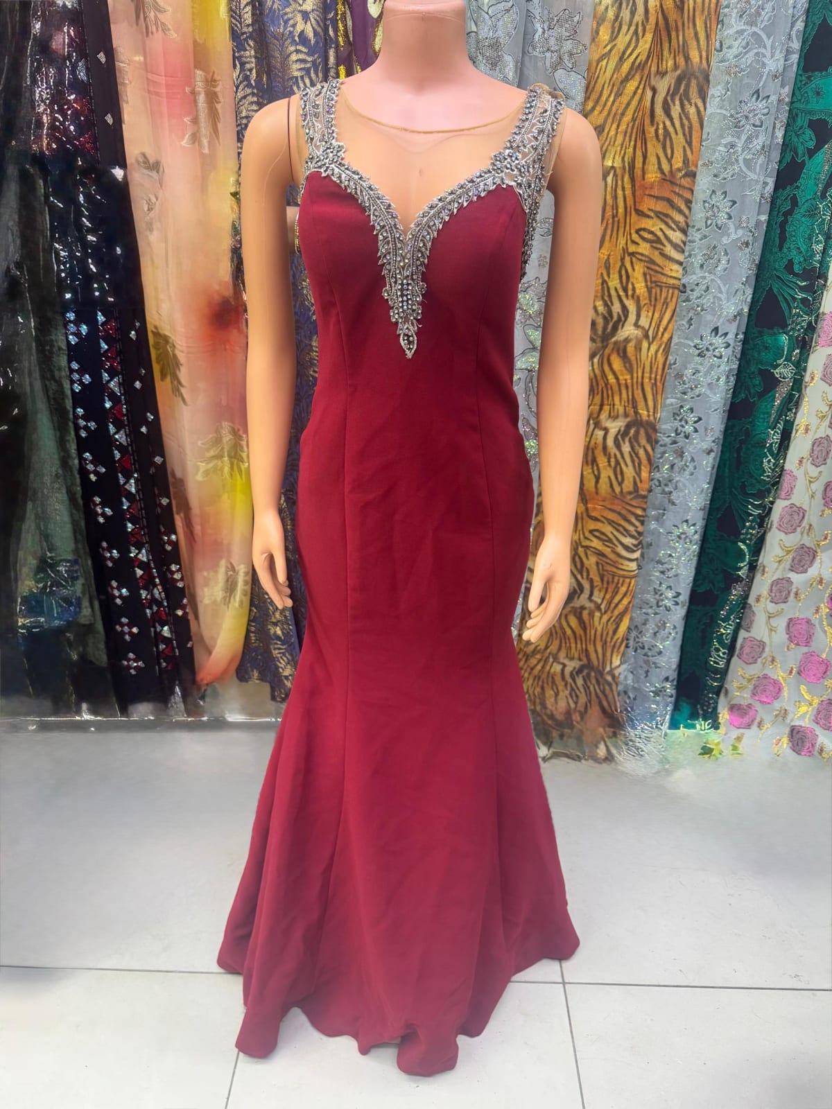 Robe de soirée bordeaux sirène, ornée de strass