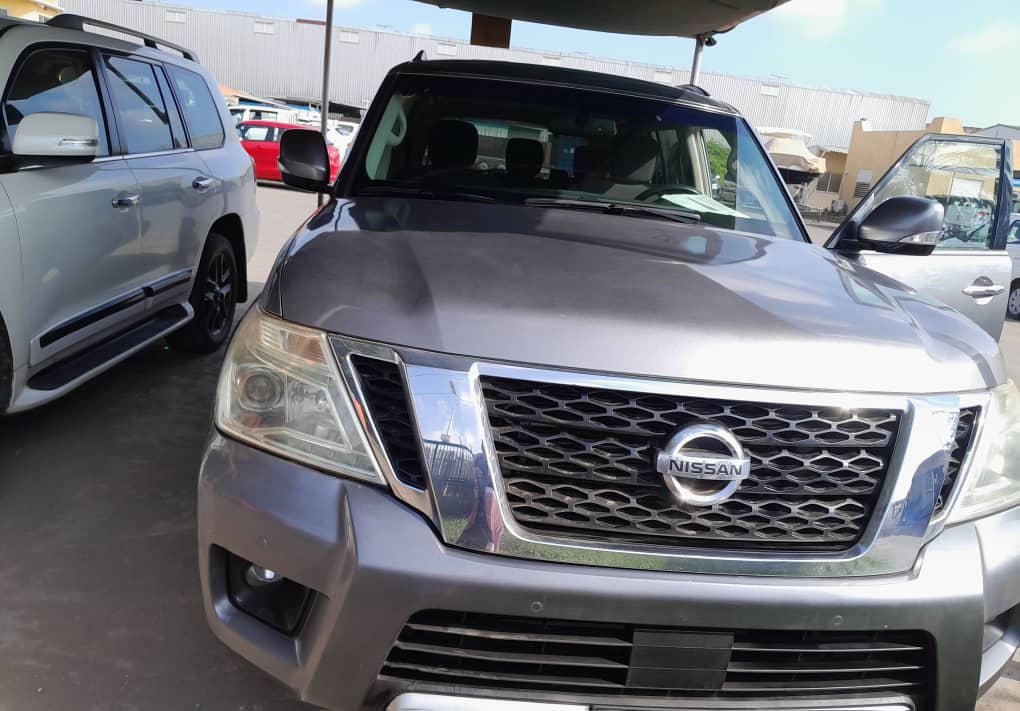 Nissan Patrol V8 gris à vendre, robuste et fiable