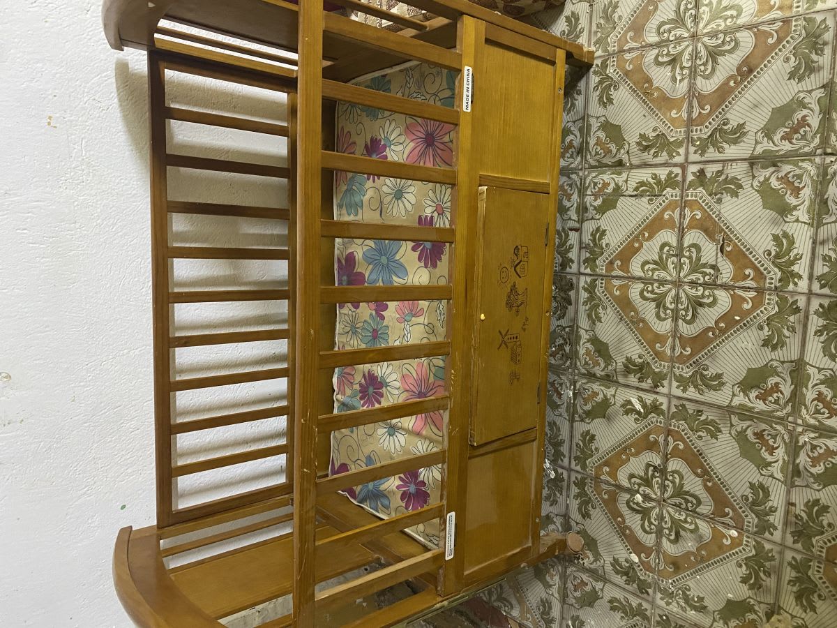 Lit bébé en bois avec matelas fleuri, prix négociable