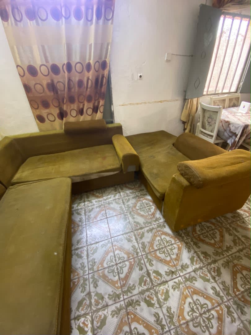 Salon d'angle en velours moutarde à saisir