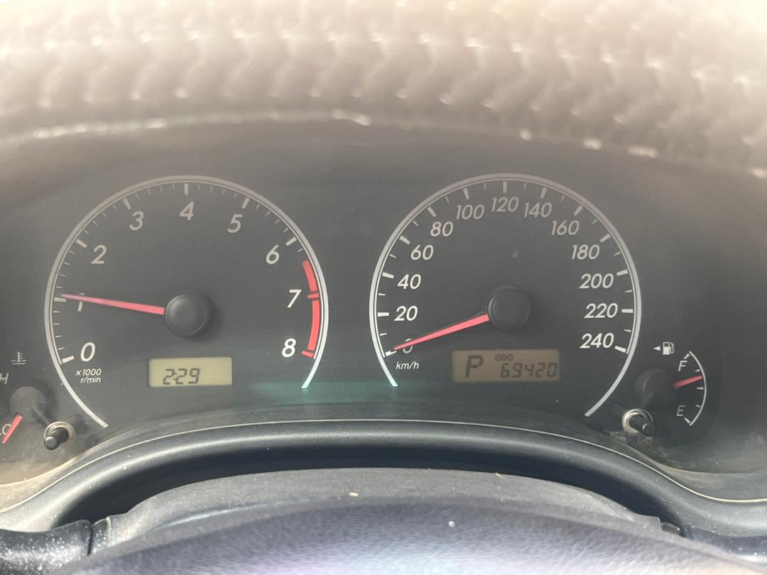 Toyota Corolla 2010 rouge, 69 000 km, très bon état