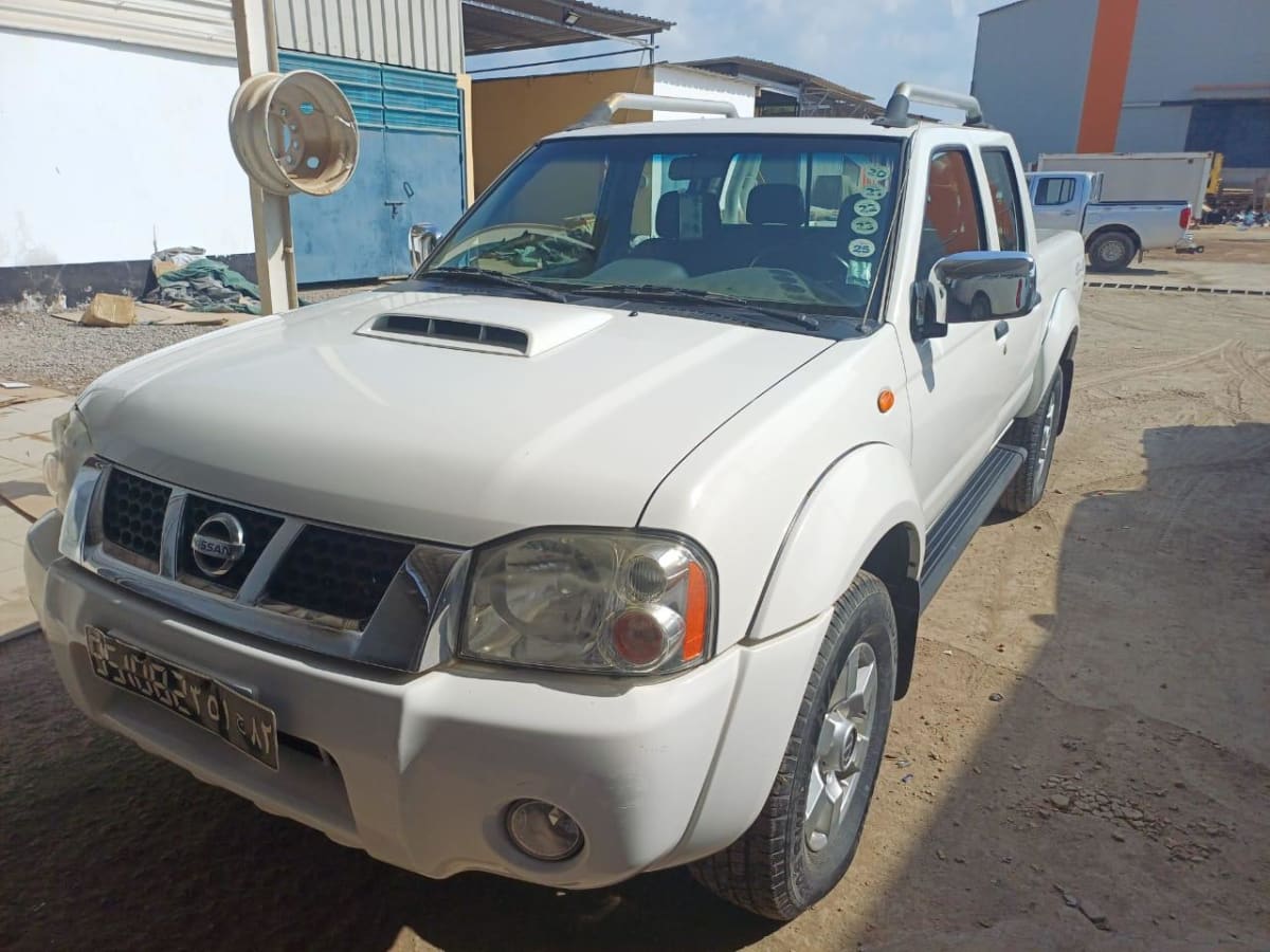 Nissan Pick-up double cabine 4x4 blanc