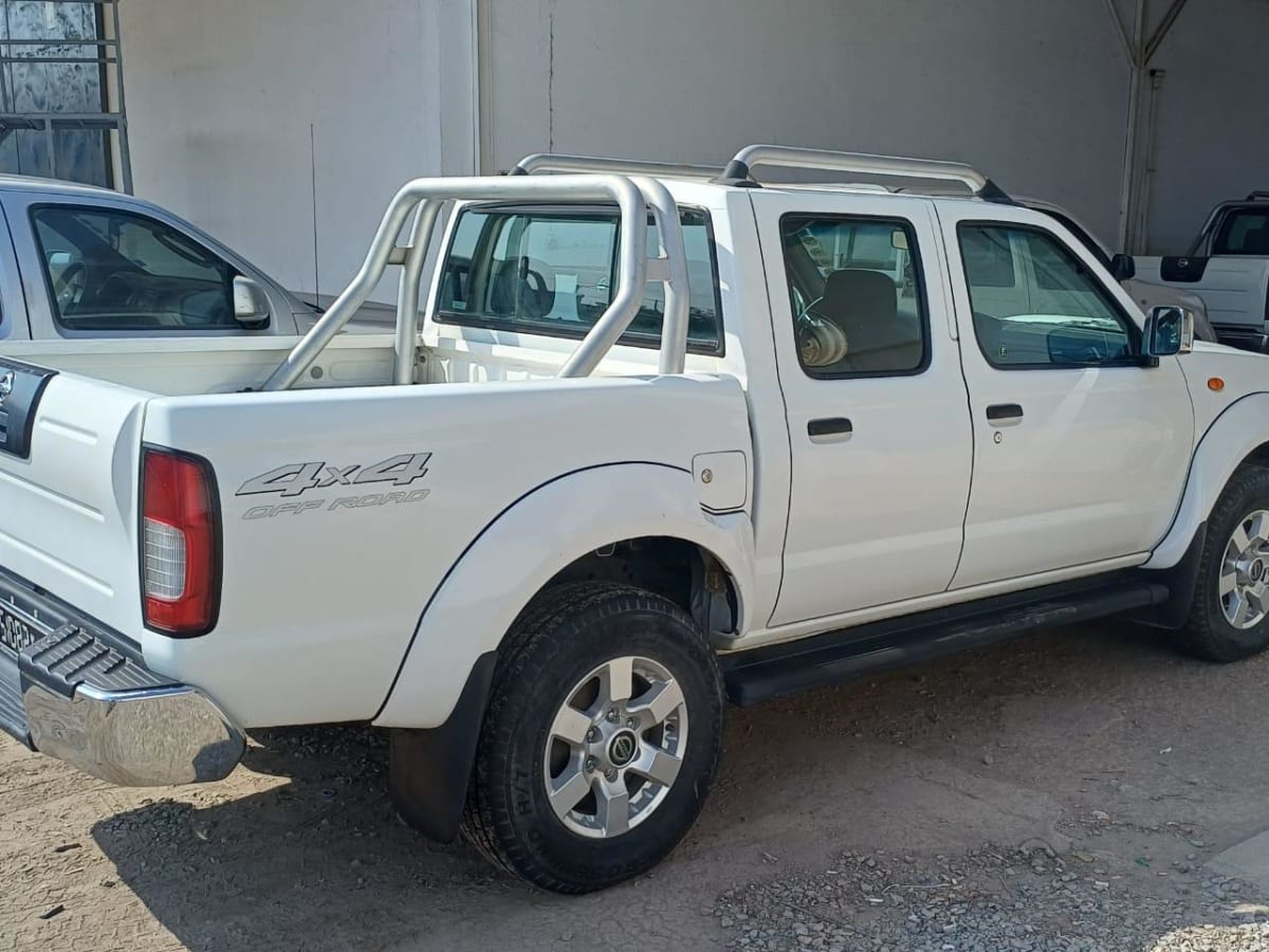 Nissan Pick-up double cabine 4x4 blanc