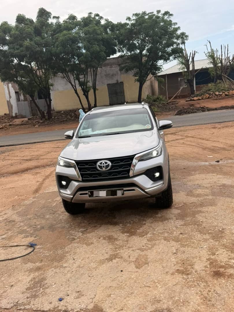 Toyota Fortuner grise, look robuste et élégant